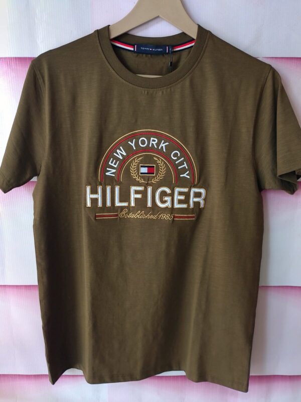 Tommy Hilfiger Men’s Regular Fit Logo T-Shirt – Timeless Style, Everyday Comfort